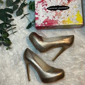 Chinese Laundry Gold Whistle Pump- Size 7